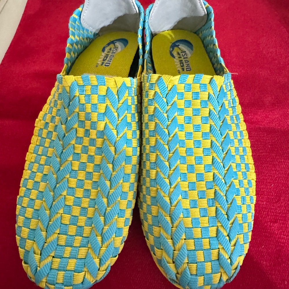 Island Surf Sz 6.5 Yellow and Blue Woven Shoes EUC😊😊